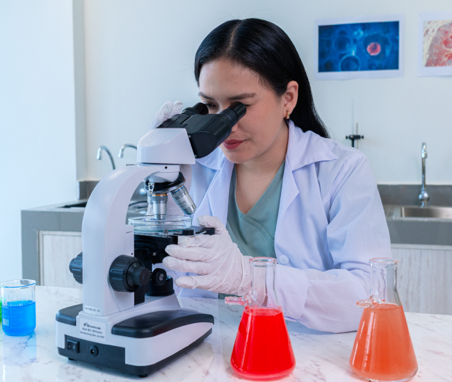 doctora analizando muestras - Idat