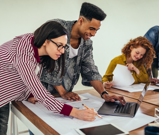estudiantes invirtiendo en su estudios - Idat